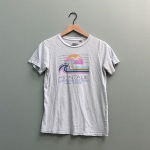 • MONTAUK LI T-SHIRT •